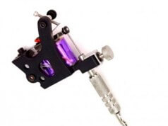 Homem faz tatuagem no pénis e tem ereção permanente