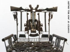 Moçambicano Cria Obras de Arte Com Armas Usadas