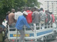 A Dor de Cabeça Que É Apanhar Chapa em Maputo