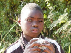 Crianças Vendedeiras de Rua Ganhando a Vida em Maputo