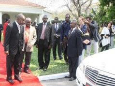 Cara Estranha de Vaquina ao Receber Novo Carro Como Primeiro Ministro