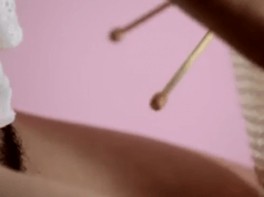 Australiana faz tricô com novelo de lã inserido na vagina