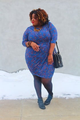 Vestido azul com flores vermelhas