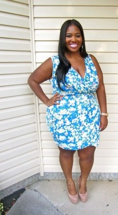 Vestido azul com detalhes brancos