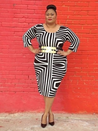 Vestido preto detalhes de cor branco