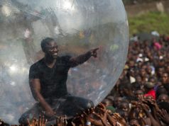 Akon faz show na África dentro de bolha, por temer contaminação pela Ébola