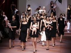 Dolce&Gabbana apresenta coleção com mães e filhos