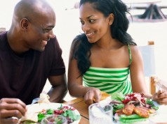 Homens comem cerca de 90% mais quando querem impressionar mulheres, revela estudo