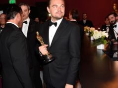Leonardo DiCaprio esquece troféu do Óscar em restaurante