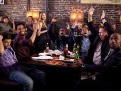 Homens precisam sair e beber com os amigos duas vezes por semana