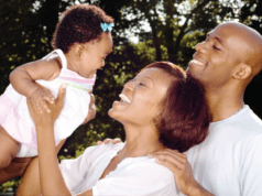 5 alimentos que criança não deve comer antes dos 2 anos de idade