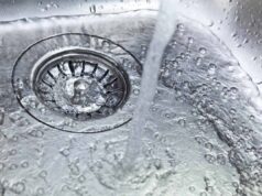 Como proteger ralos contra odores e insectos