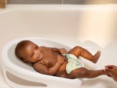 Qual o tempo ideal para dar banho no bebé após a alimentação?