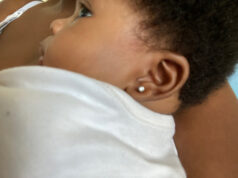 Quando é seguro furar a orelha do bebé e quais são os cuidados necessários