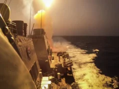 Houthis atacam navio de guerra dos EUA em retaliação a operações militares no Iémen