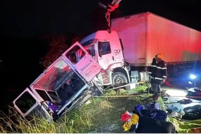 Acidente entre autocarro e camião no Brasil provoca nove mortos