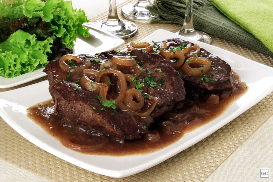 Bife com molho de vinho tinto