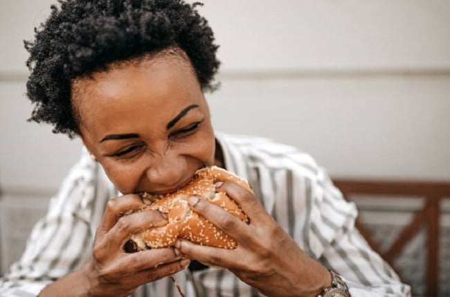Comer rápido pode levar ao aumento de peso