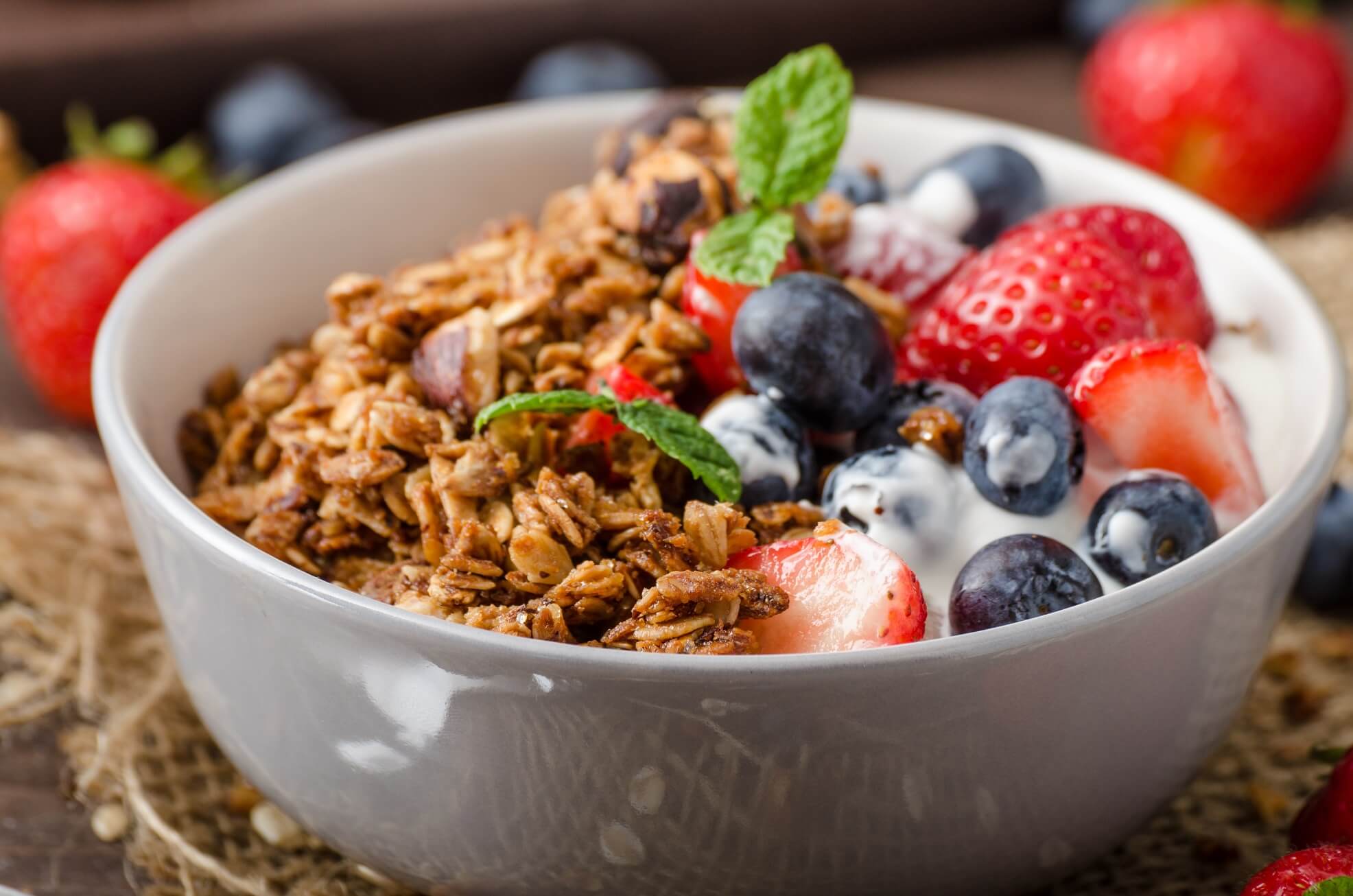 Iogurte natural com frutas e sementes