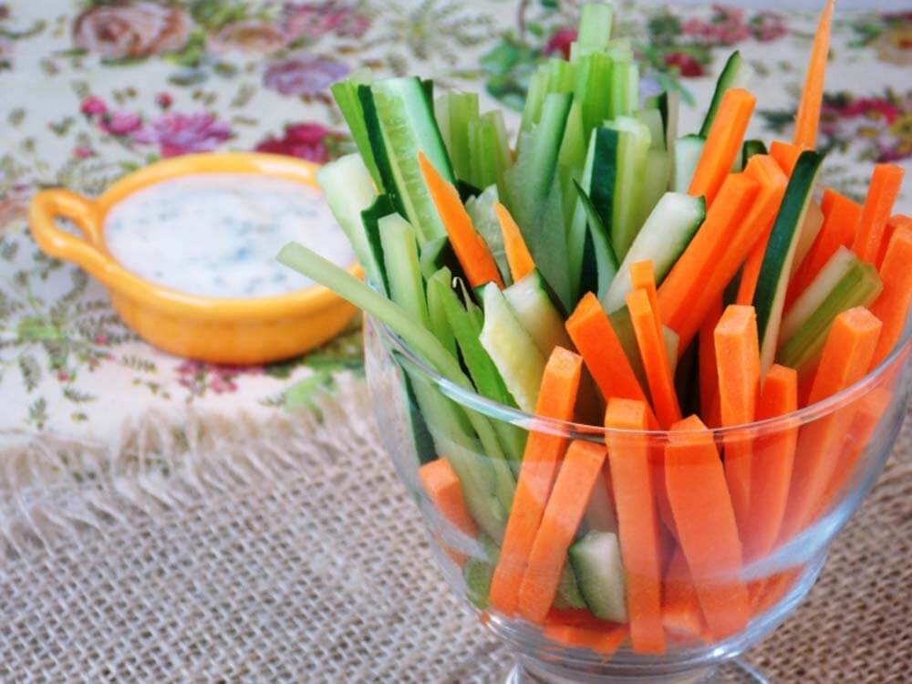 Palitos de cenoura ou pepino com húmus