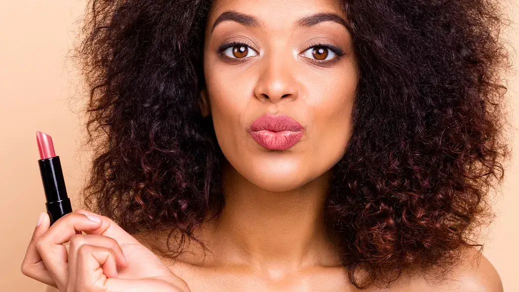 Lábios em tons nude ou rosados