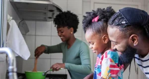 Como ensinar as crianças a ajudar nas tarefas de casa