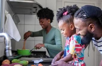 Como ensinar as crianças a ajudar nas tarefas de casa
