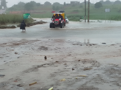 Tractor de passageiros capota após ser arrastado por correnteza no rio Matola