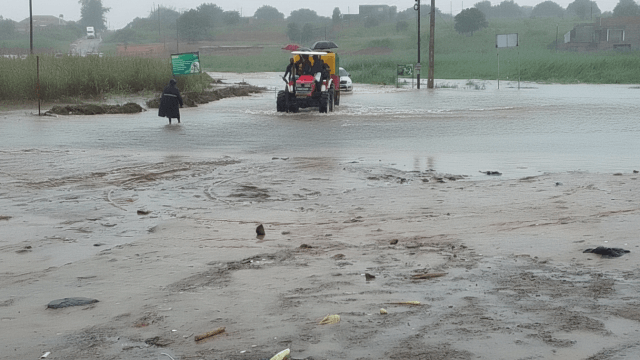 Tractor de passageiros capota após ser arrastado por correnteza no rio Matola
