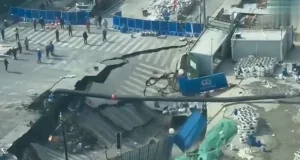 China: Cratera gigante engole parte de avenida em Xangai