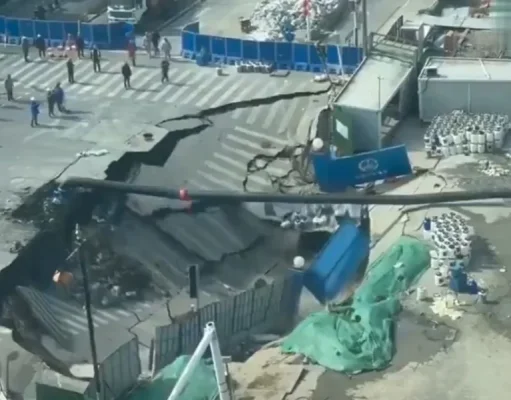 China: Cratera gigante engole parte de avenida em Xangai