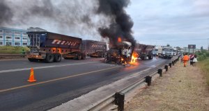 Colisão entre três camiões na N4 deixa um ferido grave