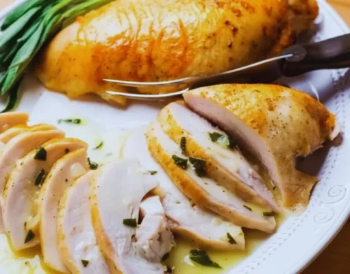 Peito de peru ao molho de champanhe