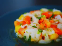 Tártaro de vieira com manga e coentros